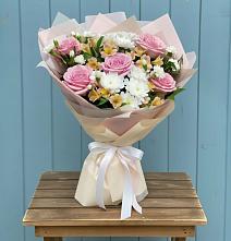 Букет цветов из:  Гвоздики, Орхидеи и Розы в Тахтамукайском