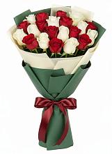 Букет Микс из красных и белых роз в Тахтамукайском