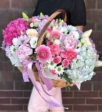 Цветочная композиция из Розы, Хризантемы, Пионы и Лизиантусы в корзине в Тахтамукайском