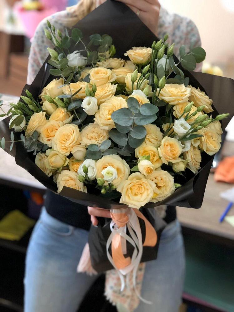 Букет цветов из: Розы и Лизиантусы в Тахтамукайском