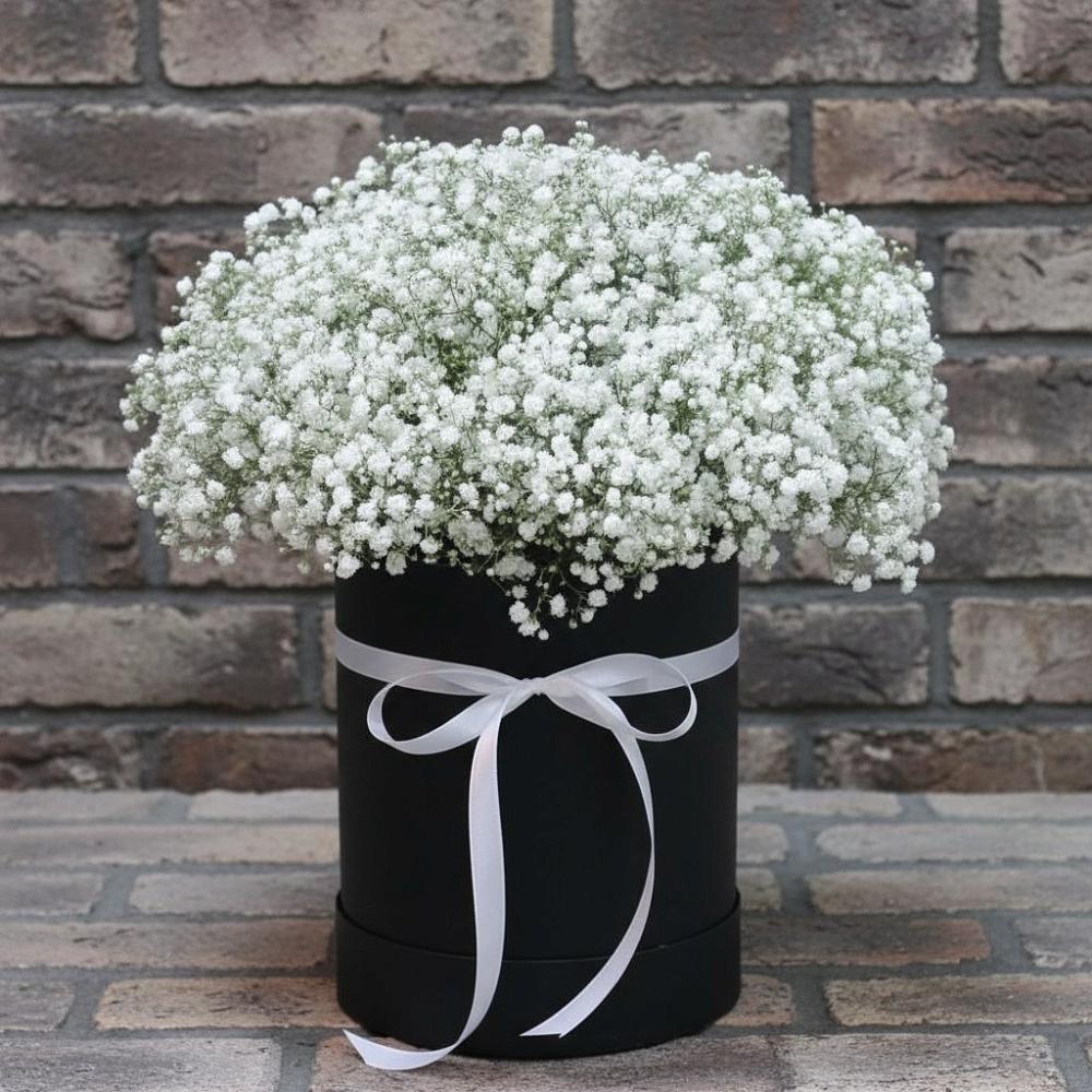 Цветочная композиция из Гипсофила в шляпной коробке в Тахтамукайском