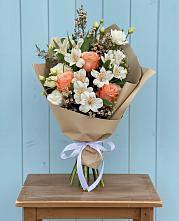 Букет цветов из:  Альстромерии, Лизиантусы, Розы и Хризантемы в Тахтамукайском