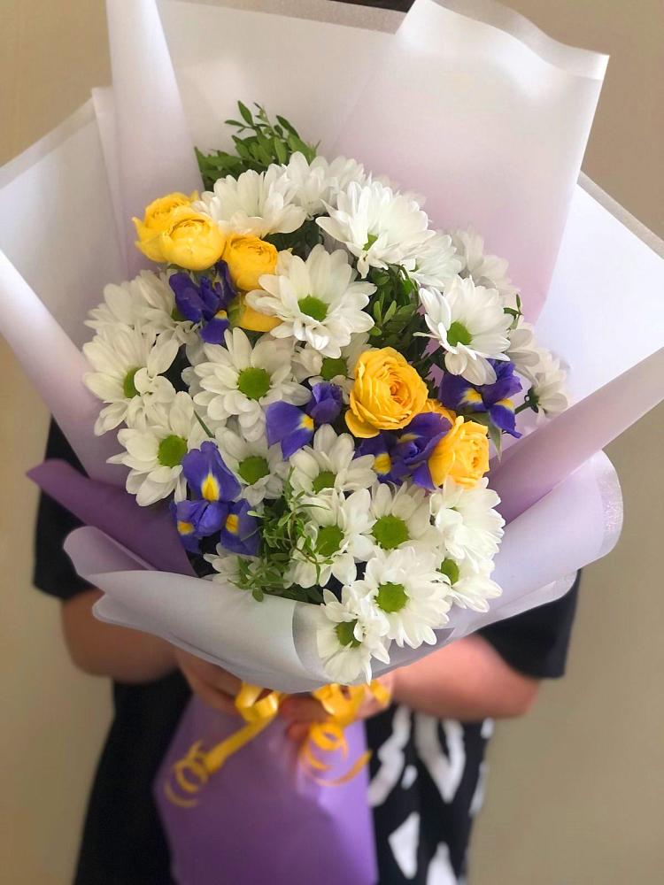 Букет цветов из: Ирисы, Хризантемы и Розы в Тахтамукайском