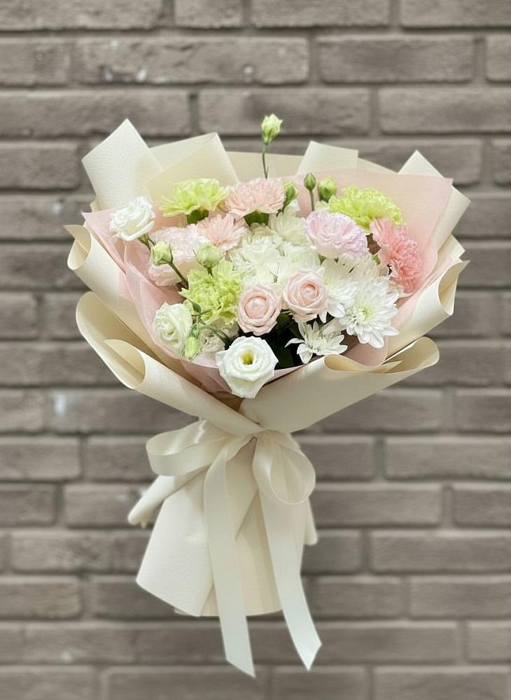 Букет цветов из: Гвоздики, Розы, Лизиантусы и Хризантемы в Тахтамукайском