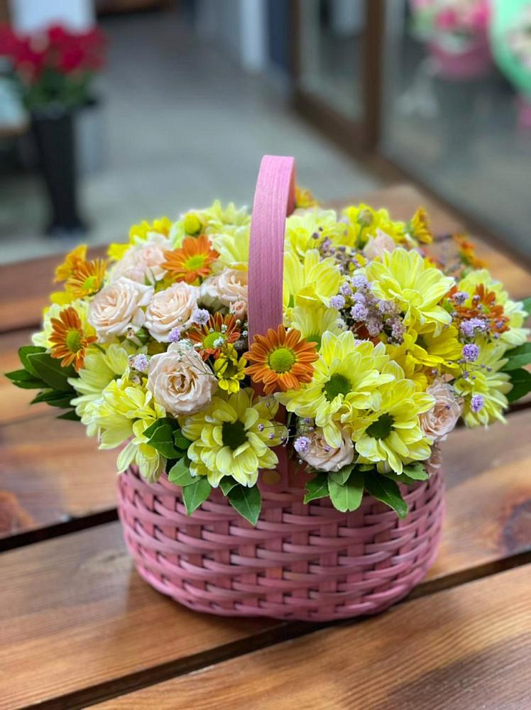 Цветочная композиция из Хризантемы и Розы в корзине в Тахтамукайском