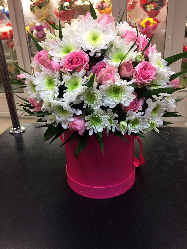 Цветочная композиция из Розы и Хризантемы в шляпной коробке в Тахтамукайском