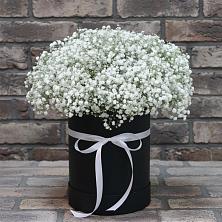 Цветочная композиция из Гипсофила в шляпной коробке в Тахтамукайском