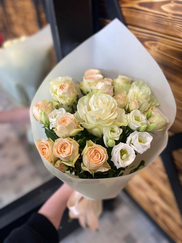 Букет цветов из: Розы и Лизиантусы в Тахтамукайском